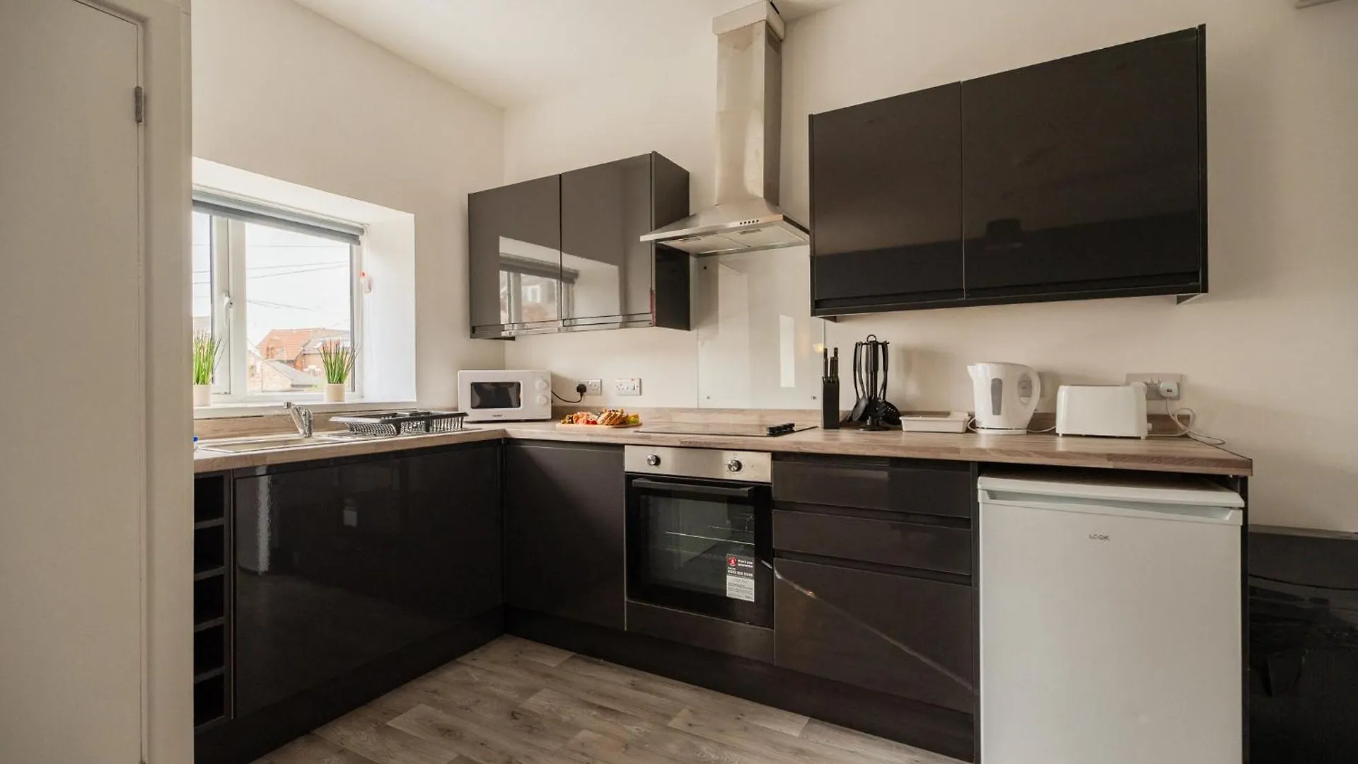 Legion House Apartment Four مدليسبره