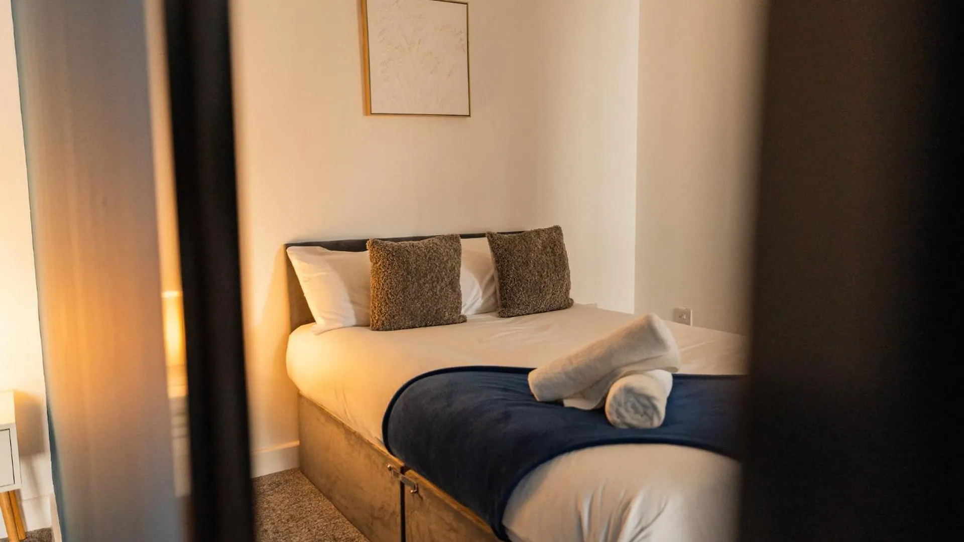 Legion House Apartment Four مدليسبره