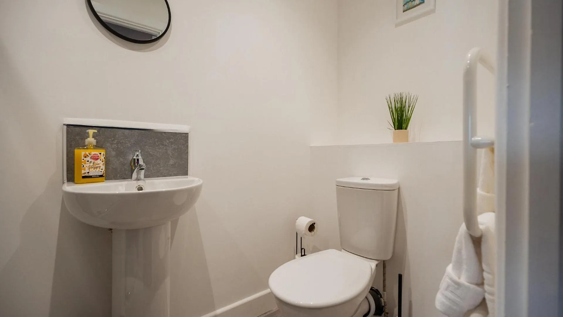 Legion House Apartment Four مدليسبره