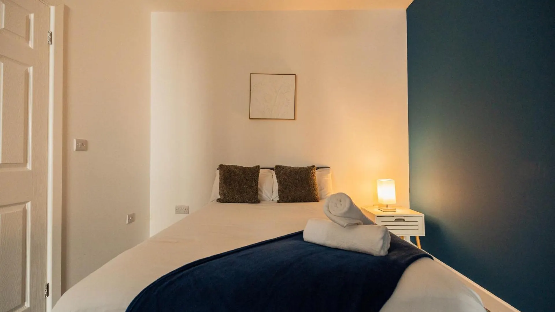 Legion House Apartment Four مدليسبره