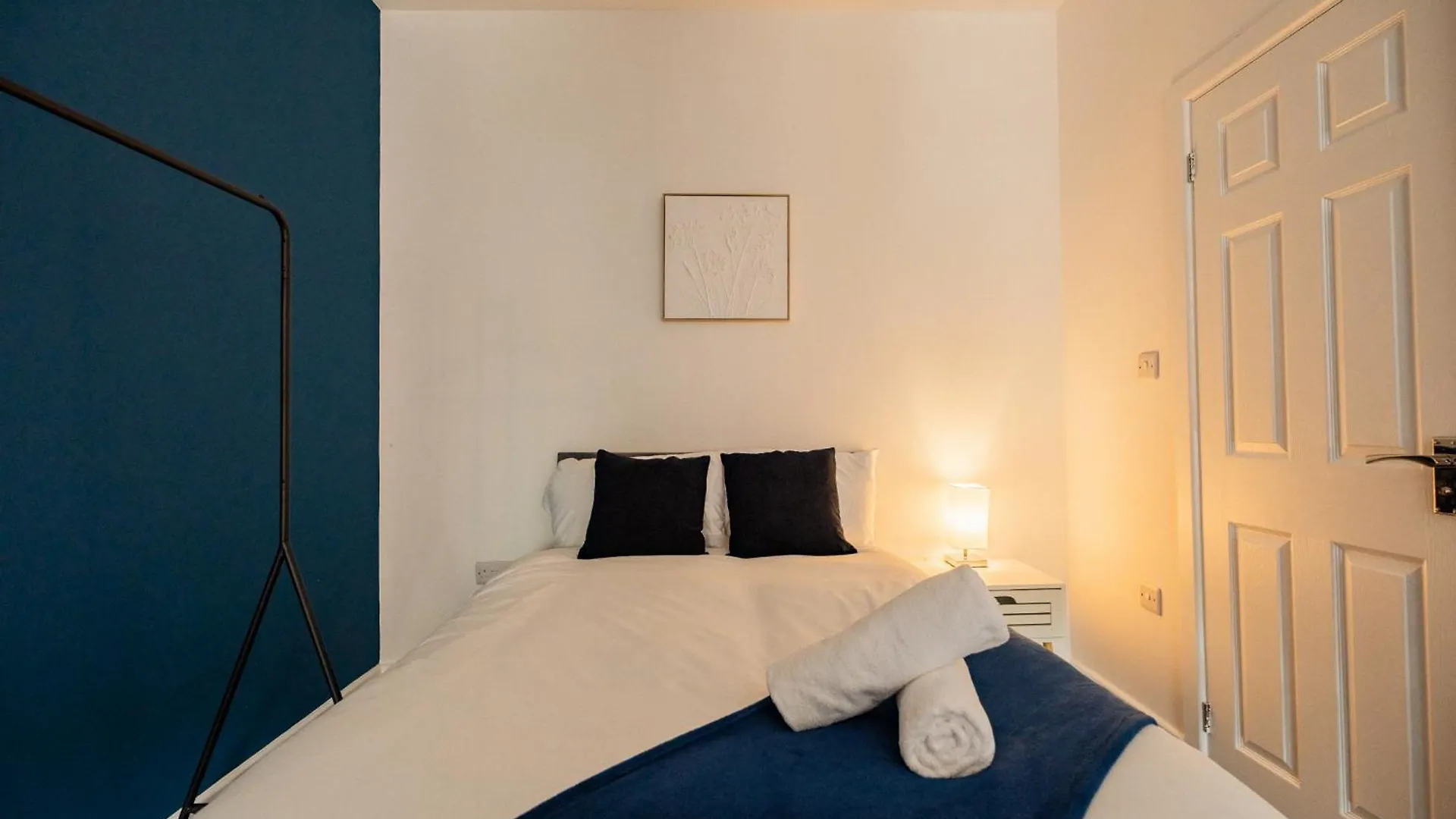 Legion House Apartment Four مدليسبره